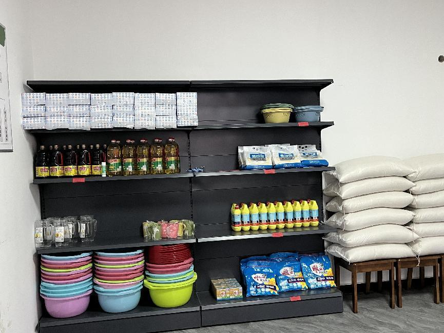 图为积分超市内可兑换的物品（汪文化 摄）