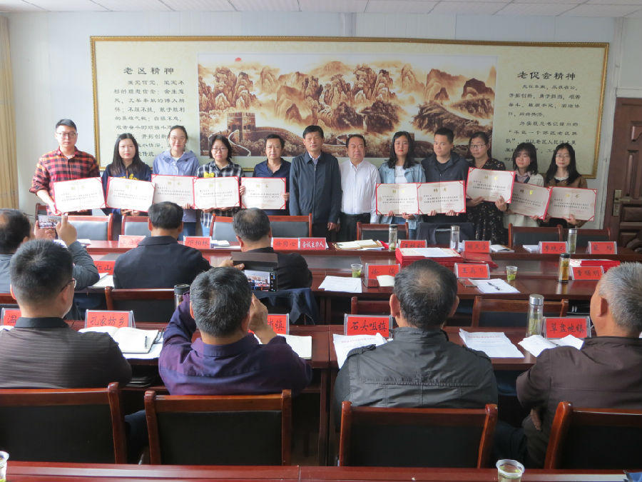 图为聘书颁发现场（童曙明 摄）