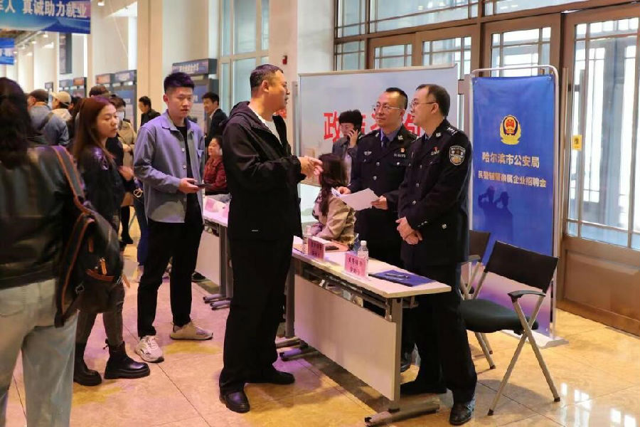 招聘会现场（刘帅辰 摄）