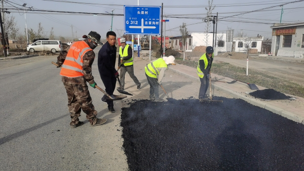 图为道路硬化扩宽施工现场（王利君 摄）