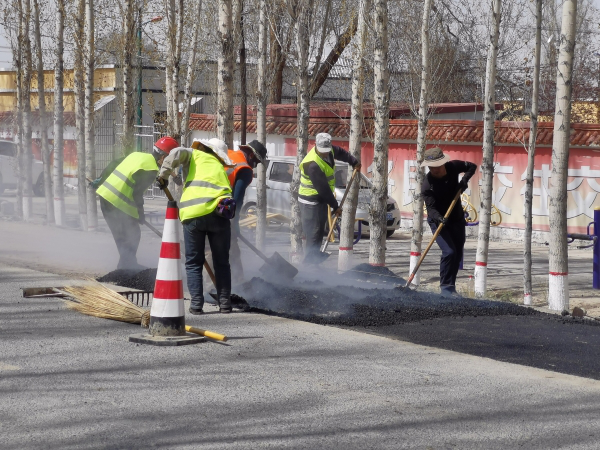 图为道路硬化扩宽施工现场（王利君 摄）