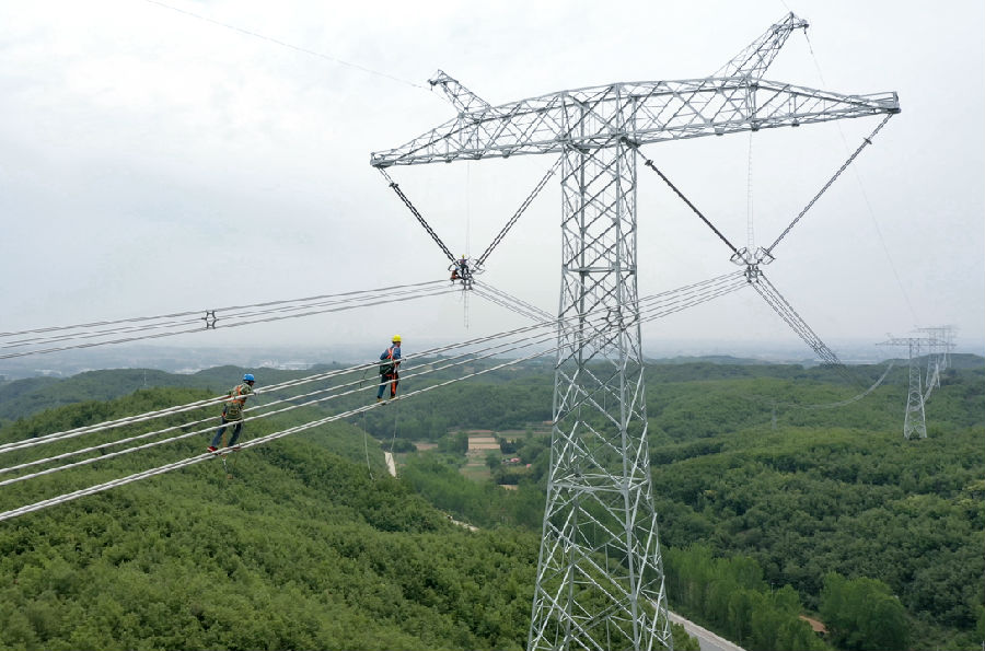 开展特高压线路年度检修（王存芳 摄）