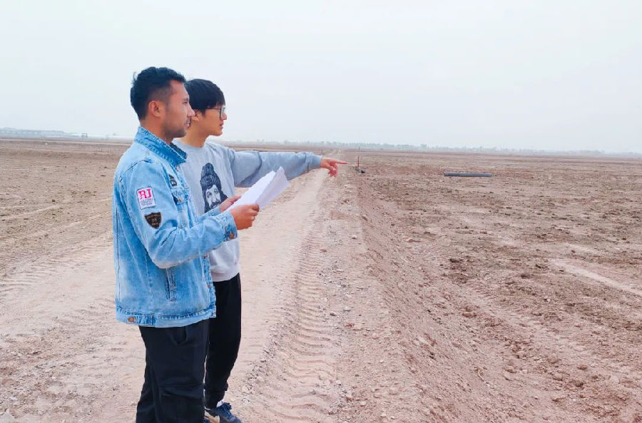 图为兴艺农业技术员正在开展地块巡查工作（李梦琪 摄）