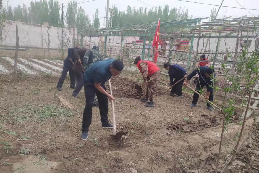 图为驻村工作队员及村“两委”干部和村民一同整地现场（高波 摄）