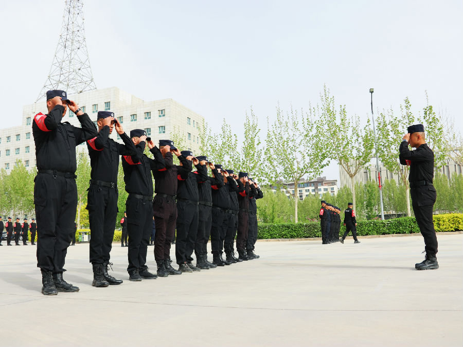民警在训练场开展专项训前队列练习(吉万宏 摄) 民警在训练场开展专项训前队列练习(吉万宏 摄)