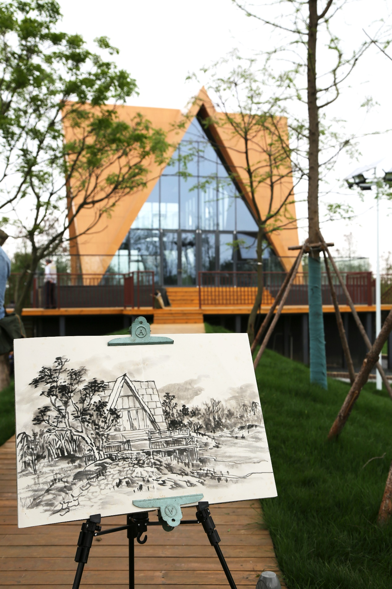 画家现场绘画作品（杨婕敏 摄）