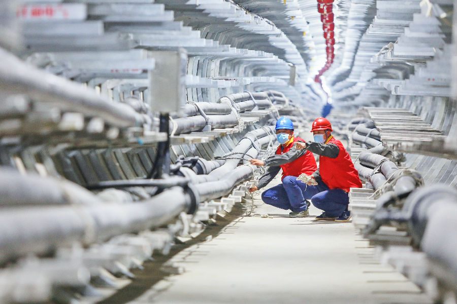 供电员工在地下电缆隧道开展巡视维护工作（韩彦 摄）