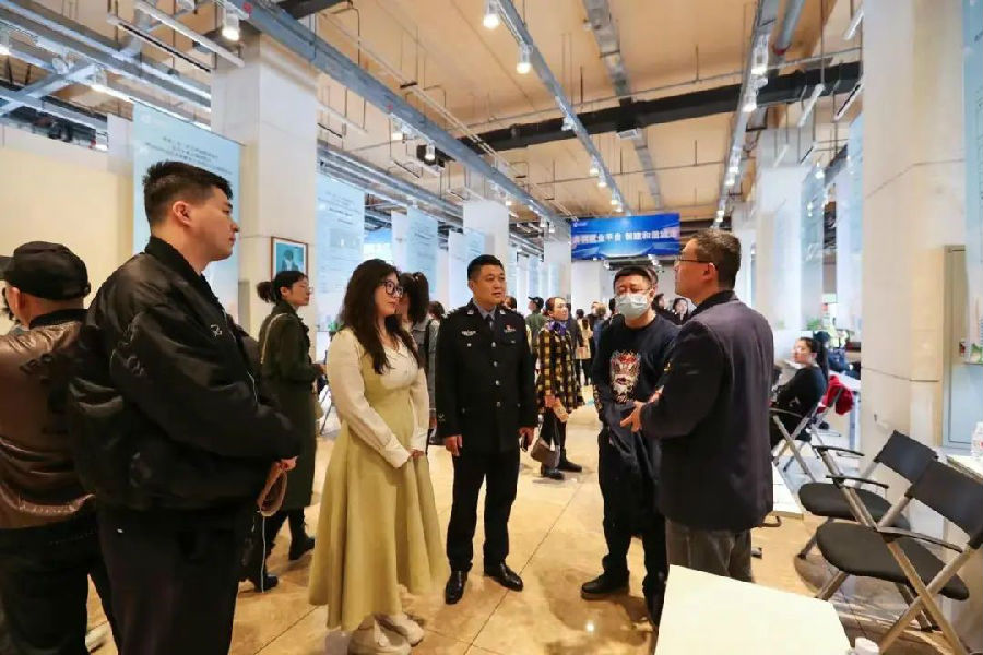 一位前来求职的警嫂正在向企业工作人员做介绍(刘帅辰 摄)