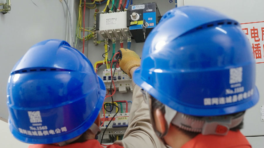 国家电网福建电力“双满意”（连城古田之光）共产党员服务队对生产车间内的供电线路、供电设备进行排查。（王海燕 摄）