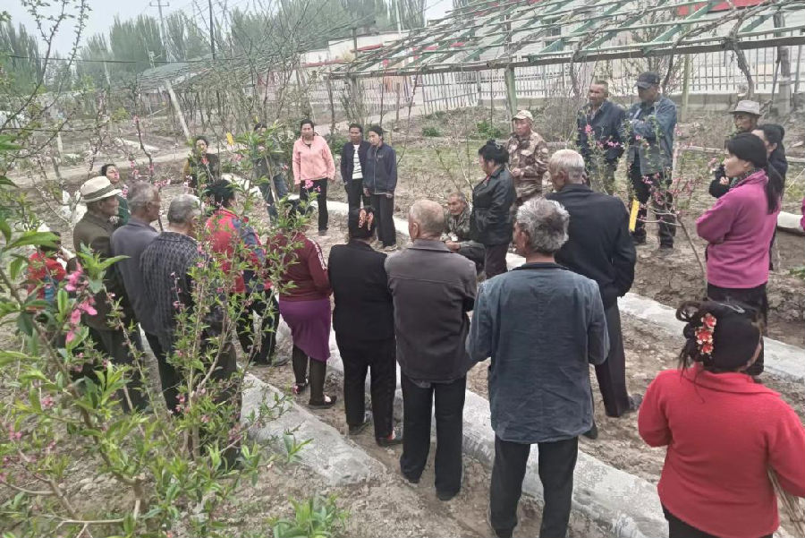 图为驻村工作队员及村“两委”干部，向农牧民群众宣讲现场（高波 摄）