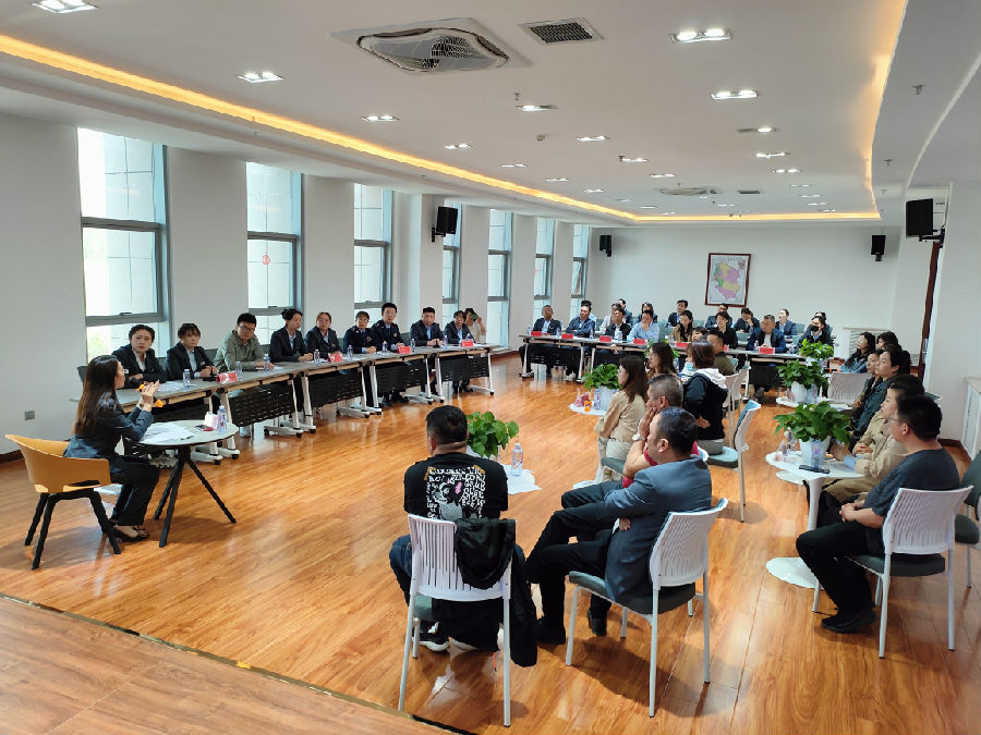 相关工作人员为群众代表进行解答（李艺杭 摄）