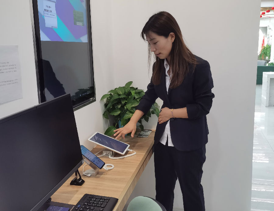 工作人员讲解“税务数字账户”下载发票（赵艳微 摄）