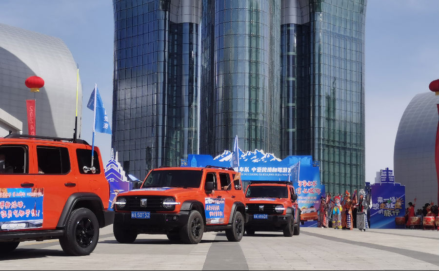 图为“环博格达”及“环S101”自驾游活动现场（赵艳微 摄）