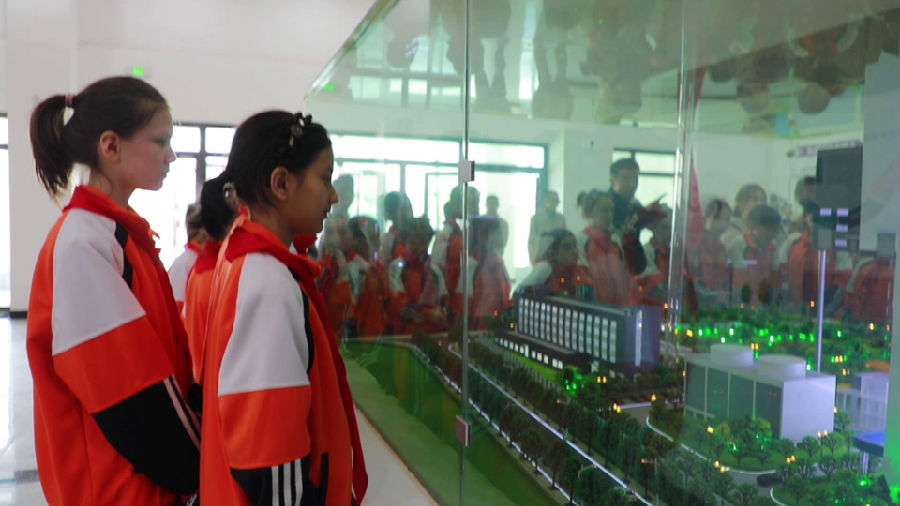 图为孩子们在垃圾处理厂参观（刘雪梅 摄）