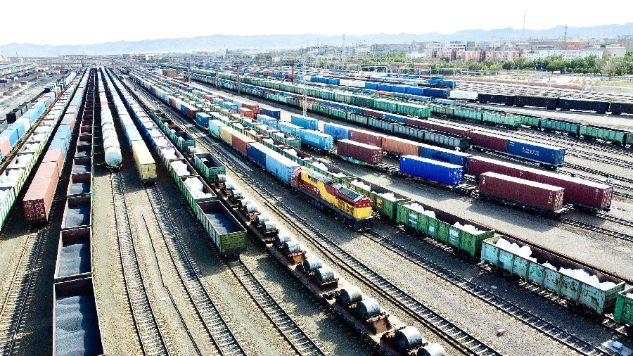 阿拉山口站编组场内出入境中欧班列及其他货运列车编组待出发（格日乐图 摄）