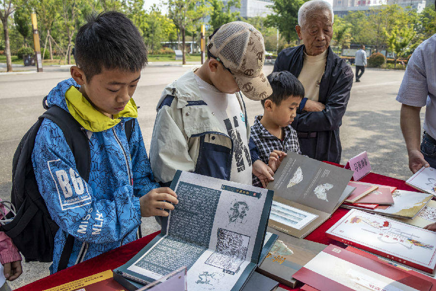 “4.23”世界读书日和服务宣传周系列活动现场 （赵兰英 摄）