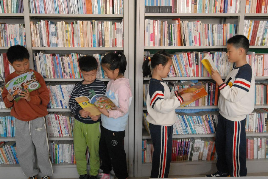 在农家书屋，小朋友们在借阅图书。（张涛 摄）