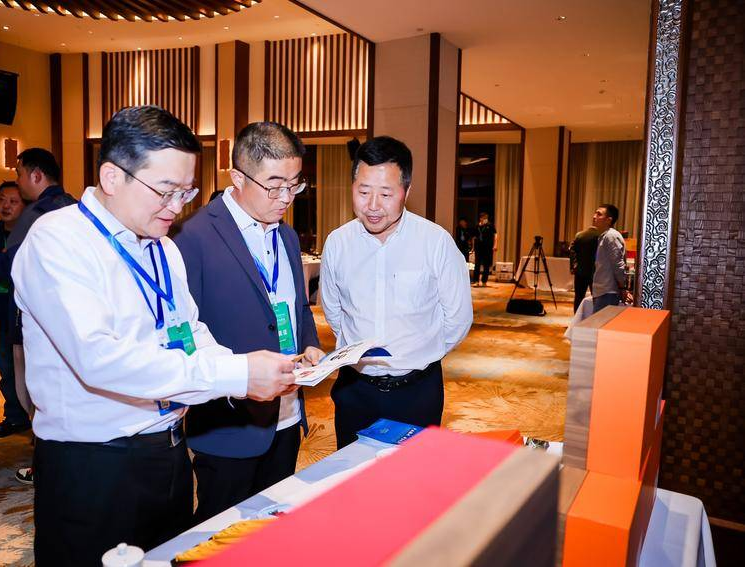 图为与会代表在现场翻看红绿黄茶业有限公司的宣传材料 （李怡 摄）