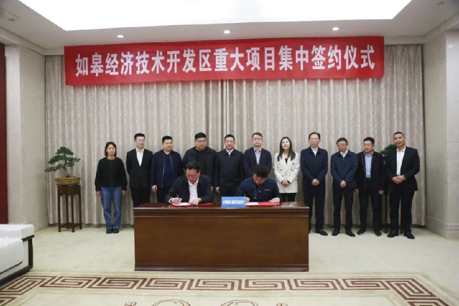 图为签约时的情景（严伟 摄）