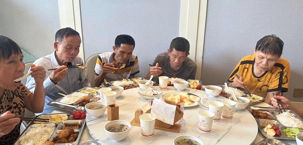 老人们在食堂用餐 (李茂荣 摄)