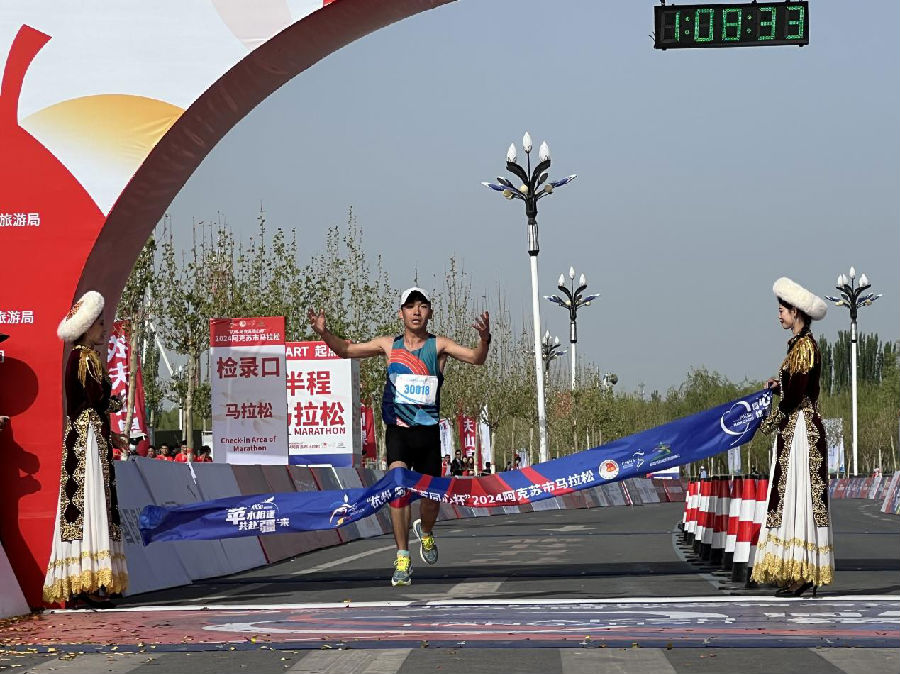 图为男子组半马冠军冲线瞬间（党亚妮 摄）