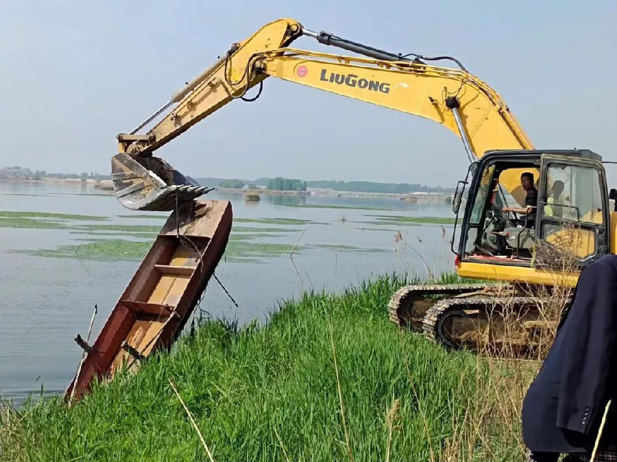 清理渔船（赵忠科 摄）