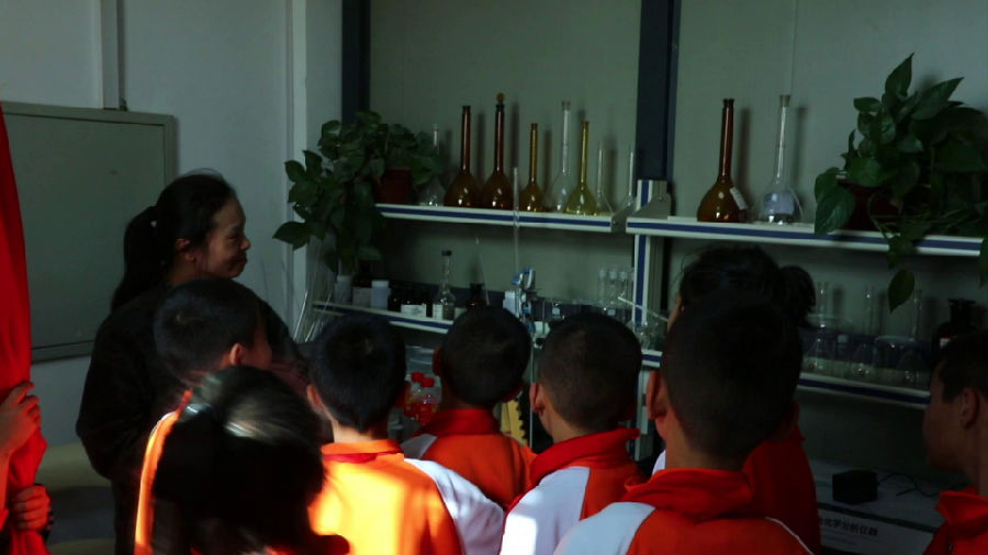 图为孩子们在污水处理厂参观 （刘雪梅 摄）