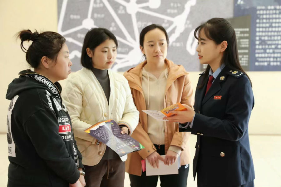 针对重点创业就业人群进行点对点辅导、一对一答疑（侯鑫 摄）