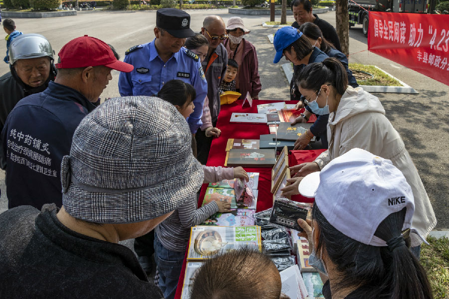 “4.23”世界读书日和服务宣传周系列活动现场 （赵兰英 摄）