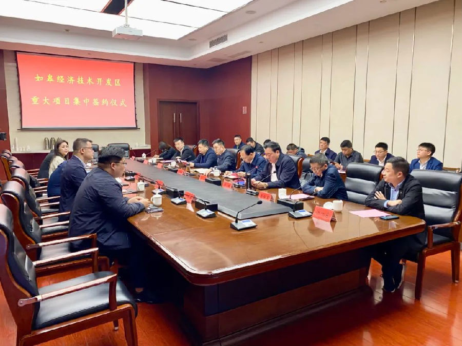 图为签约活动现场（严伟 摄）