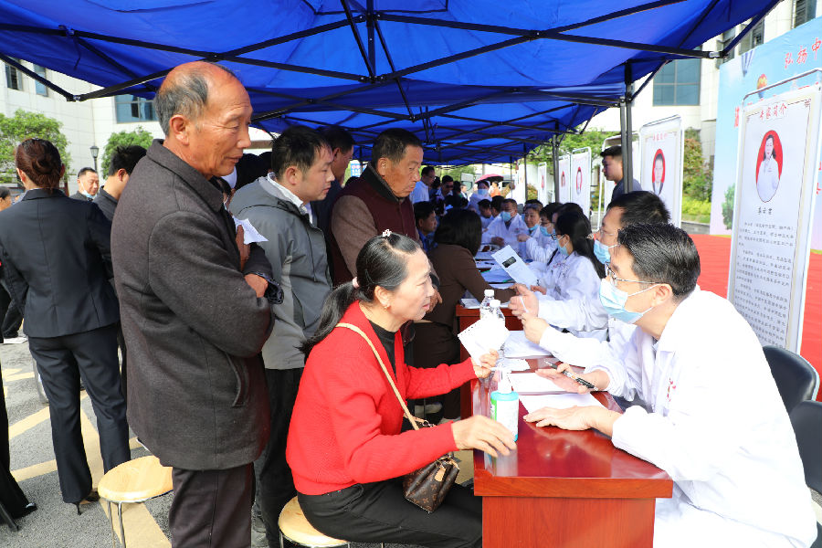 图为义诊、用药咨询 （刘钊海 摄）