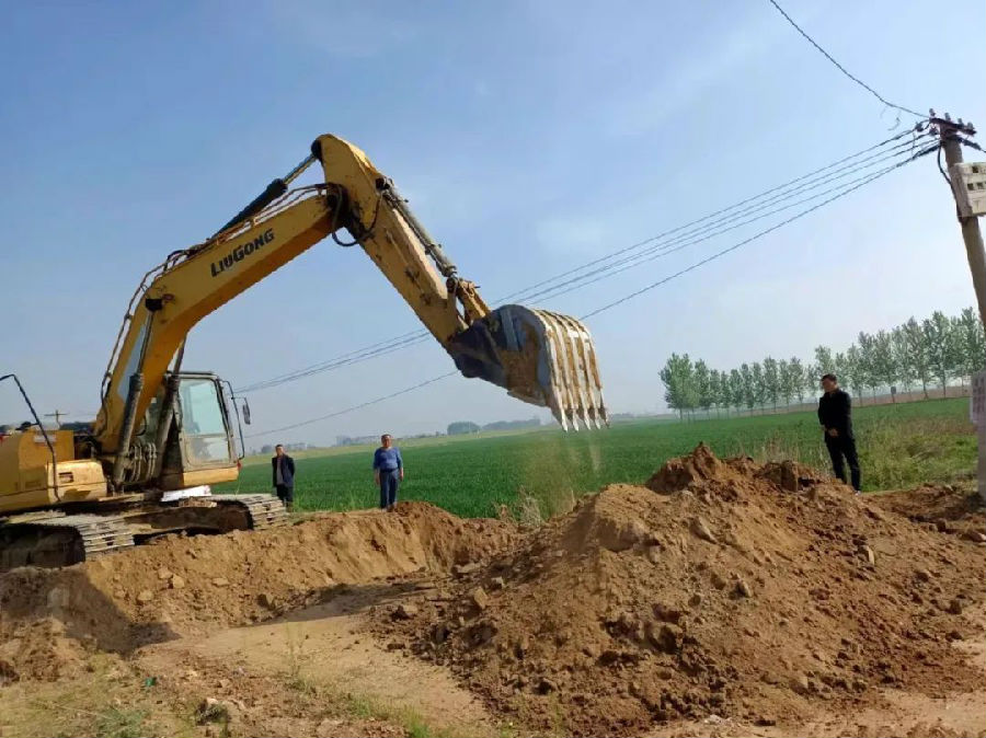 疏通河道（杨媛媛 摄）