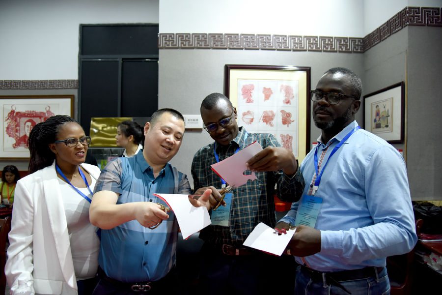 学员们体验仪陇剪纸(张梓睿 摄) 学员们体验仪陇剪纸(张梓睿 摄)