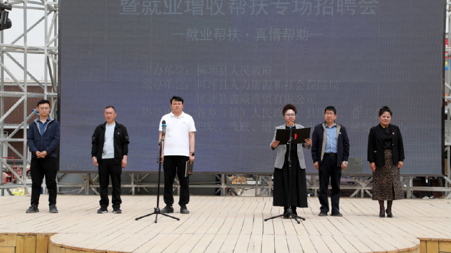 柯坪县举办2024年企业用工保障专场招聘暨就业增收帮扶专场招聘会 （艾克拜尔 摄）