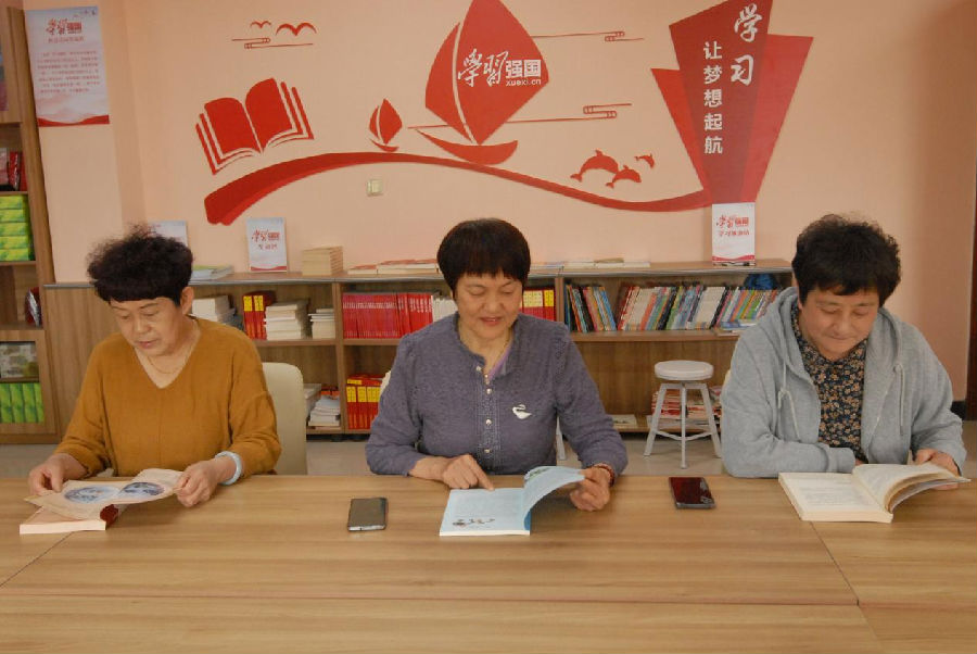 村民在农家书屋阅读图书（张涛 摄）