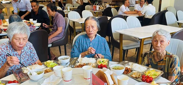 老人们在食堂用餐 (李茂荣 摄)