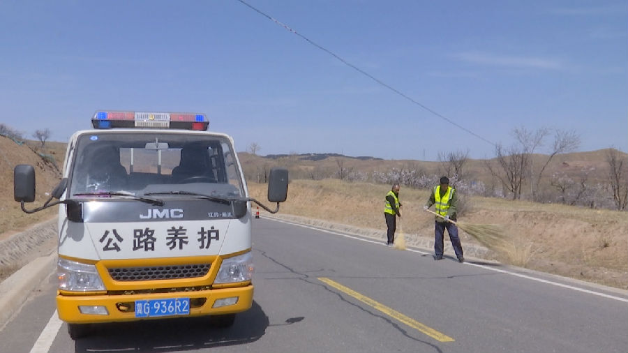 图为养护人员正在对道路进行养护 （古强 摄）