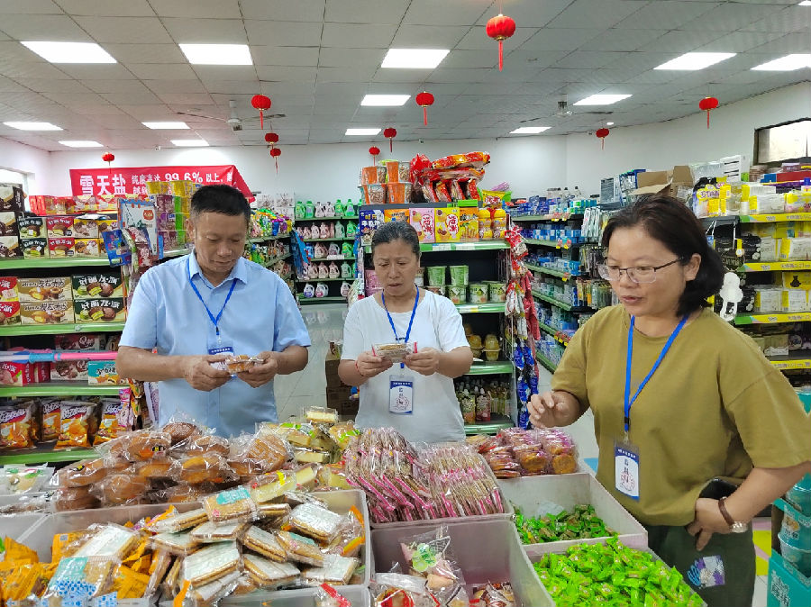检查市场上的消费品 （甄植林 摄）