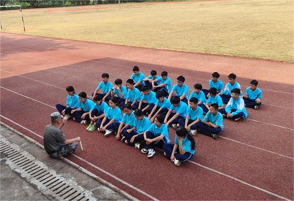 “驻校教官”给学生上心理辅导课（陈壮斌 摄）