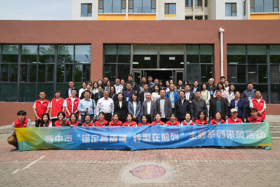 媒体行记者们与被采访的师生合影留念（杜晓楠 摄）