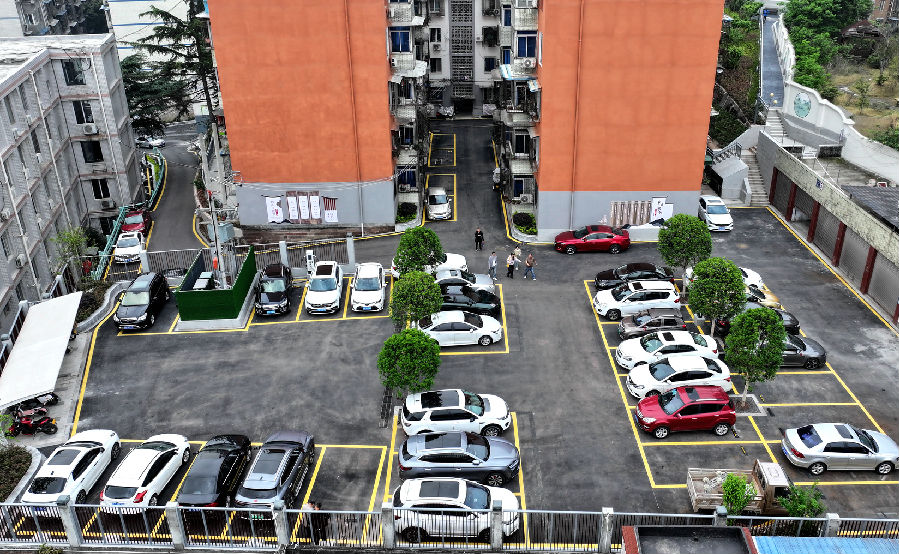 老旧小区改造后，荒草地变停车场 （潘帅 摄）