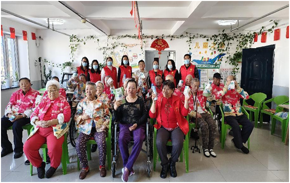 3月5日在第61个学雷锋纪念日，翠峰林场党员志愿者来到加格达奇区光明托老中心开展“走进养老院 陪伴‘老小孩’”志愿服务活动 （魏巍 摄）