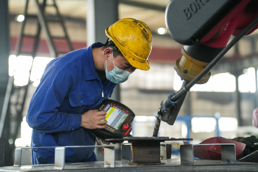 年轻的师傅兢兢业业地工作（杜晓楠 摄）