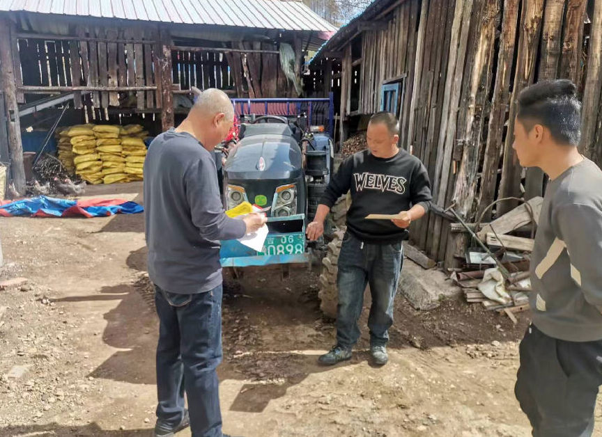 图为工作人员向农户宣传农机安全知识 （赵铭 摄）