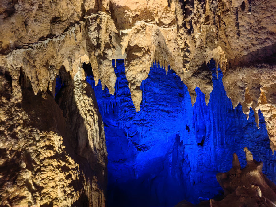 图为钟乳石和灯光的有效结合（余惠玲 摄）