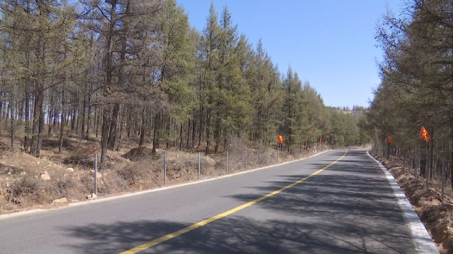 图为草原天路西线改造提升后效果 （古强 摄）