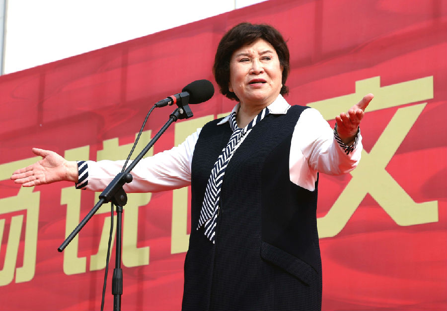 刘兰芳在开课仪式上表演评书《民族魂》（郭明远 摄）