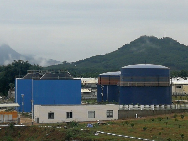 液体肥料储存罐。（张向东 摄）