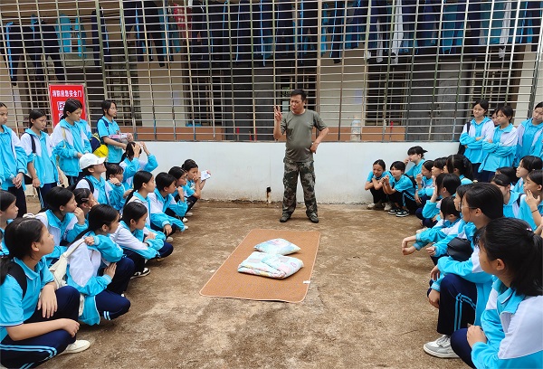 “驻校教官”指导学生整理宿舍内务（陈壮斌 摄）