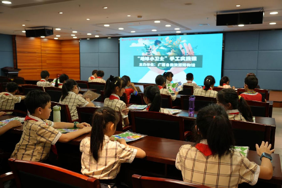 图为学生们参加“地球小卫士”手工实践课（莫萍 摄）
